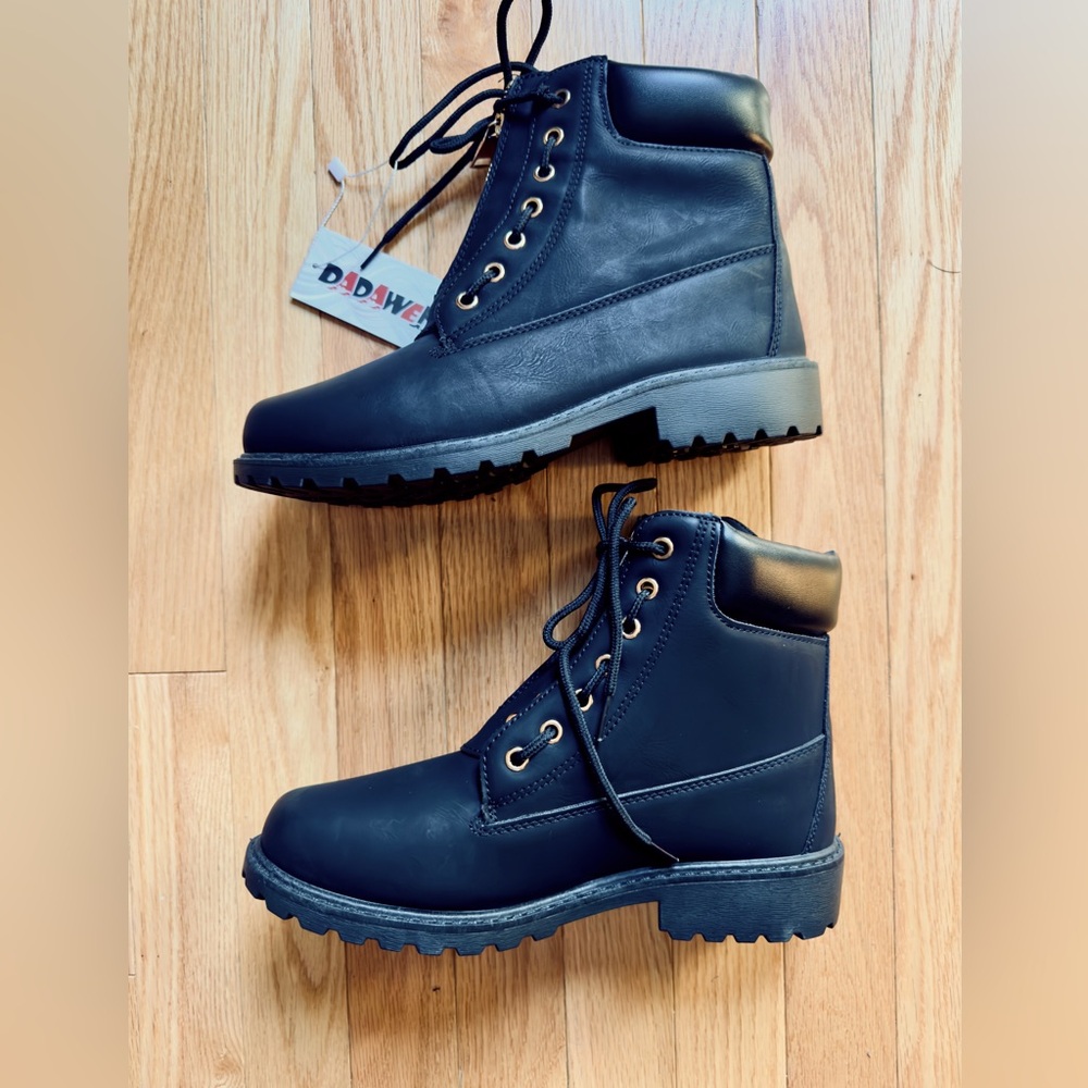 SALE, NWT, Black round toe, zip up boots, size 40 (8.5-9)
